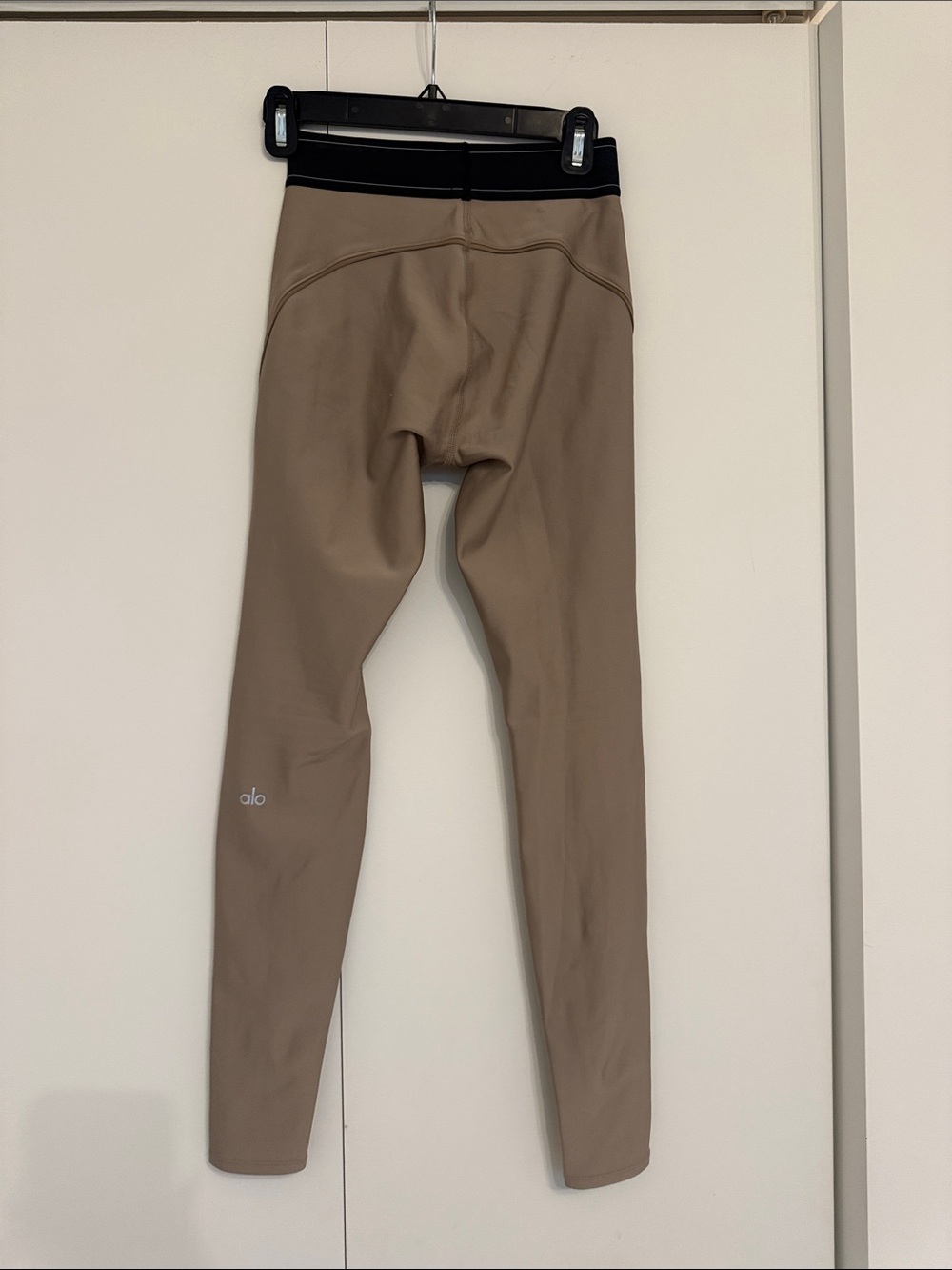 ALO Yoga Leggings with Black Waistband - colour Gravel - Picture 3 of 4